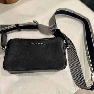 Michael Kors Jet Set Small Pebbled
Leather Double Zip Camera Bag